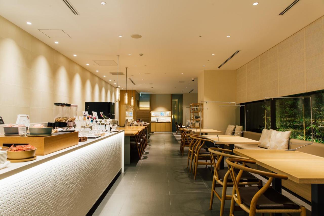 Kanazawa Tokyu Hotel Exterior foto Interior of a typical Starbucks Reserve store