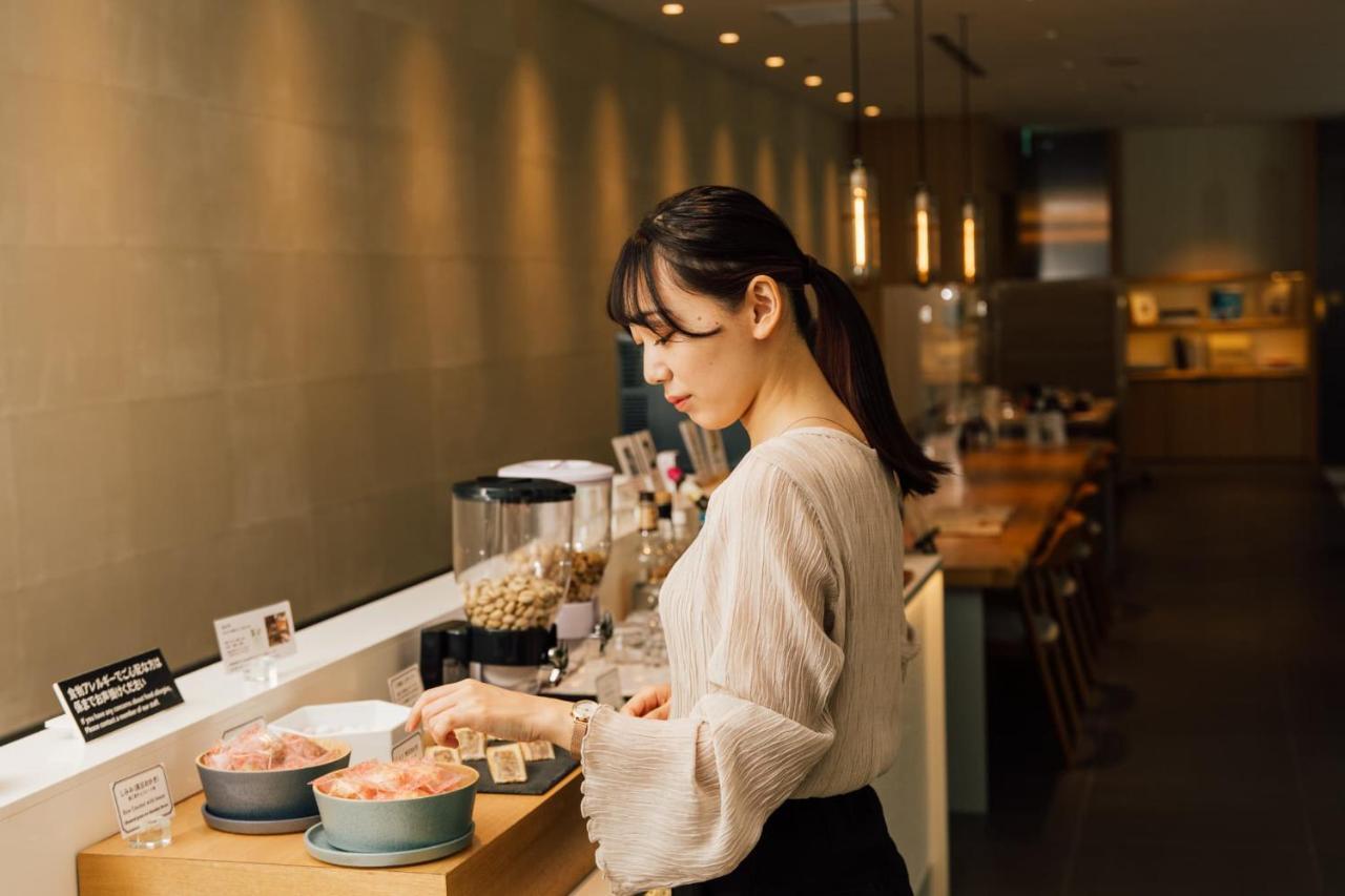 Kanazawa Tokyu Hotel Exterior foto A woman working in a restaurant