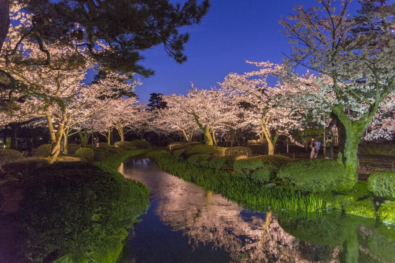 Kanazawa Tokyu Hotel Exterior foto Cherry blossoms at night
