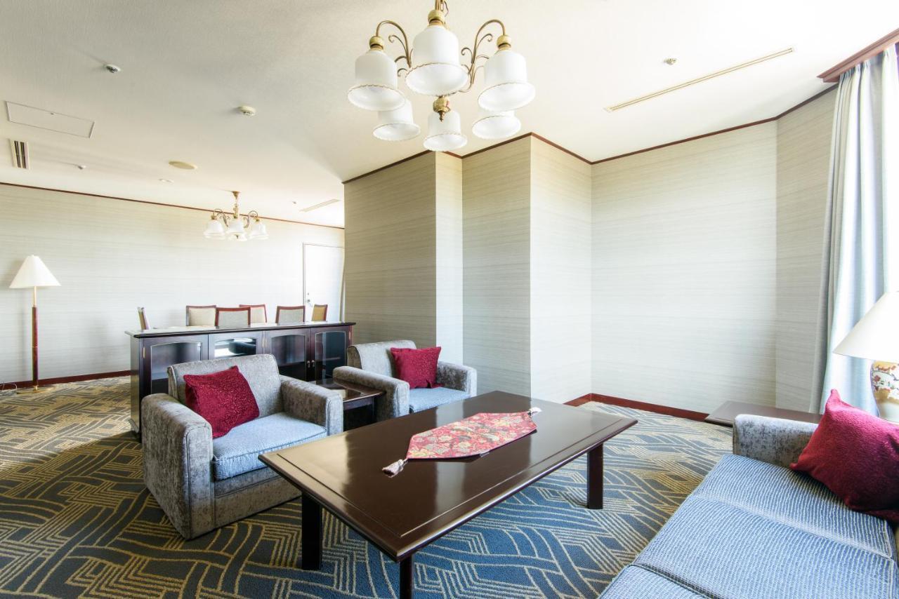 Kanazawa Tokyu Hotel Exterior foto A living room in a Japanese house